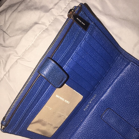 Auth Used MK Adele Double-Zip Pebble Leather Phone Walllet/Wristlet (Blue) - Picture 5 of 9